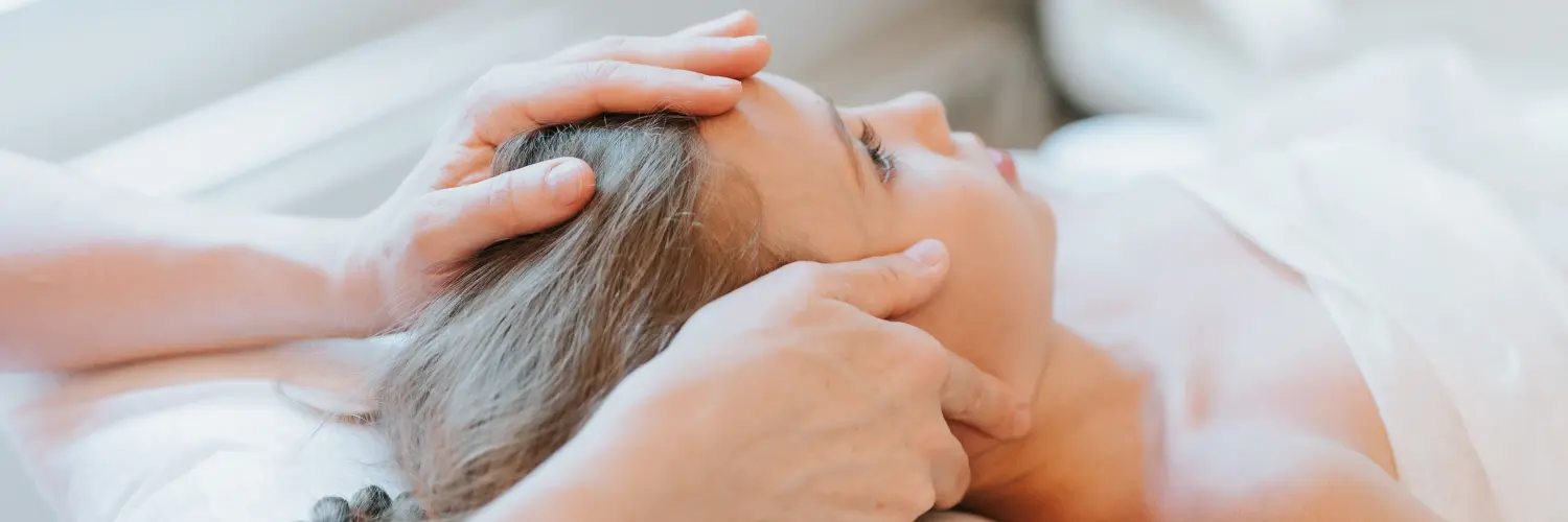 Doktor Osteopath Hände tut physiologische und emotionale Therapie für acht Jahre altes Kind Mädchen. pädiatrische Osteopathie Behandlung Sitzung. alternative Medizin.